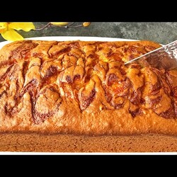 йогуртовый пирог с джемом и орехами.