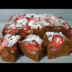 Ciasto czekoladowe z truskawkami, szybkie i dobre dla dzieci