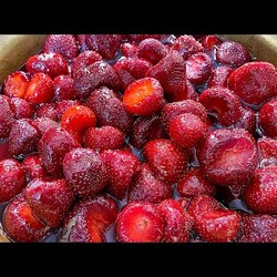 Варенье из клубники с необычной добавкой. Как сохранить ягодки целиком