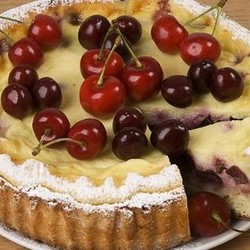 Лёгкий и воздушный творожный пирог с черешней