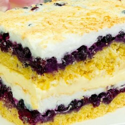 Bardzo proste i obłędnie pyszne! Specjalny tort z nadzieniem jagodowym i bezą. | Smaczny.TV