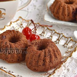 Шоколадные маффины с консервированной вишней