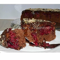 Шоколадный вишнево-миндальный пирог