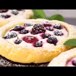 ВКУСНОТА ИЗ ТВОРОГА ЗА СЧИТАННЫЕ МИНУТЫ! ВАТРУШКИ С ЯГОДАМИ без миксера и дрожжей