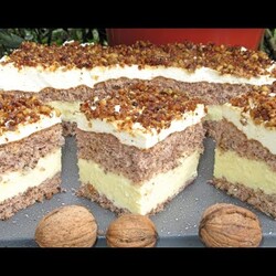 Sernik na orzechowym cieście z pianką i orzeszkami-pyszne ciasto