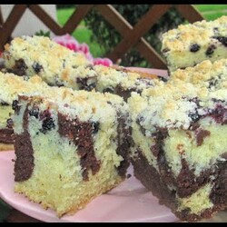 Szybkie i pulchne ciasto łaciate z jagodami i kruszonką (z wodą gazowaną)