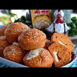 Brzi mafini sa ajvarom i šunkom punjeni sa sirom