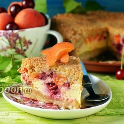 Пирог с вишней и абрикосами