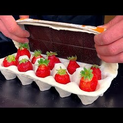 Пирог в яичной упаковке с клубникой и шоколадом — проще не бывает!