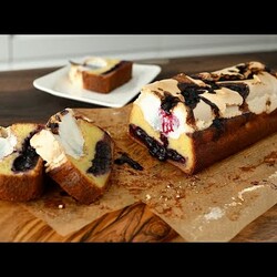 творожный кекс с ягодами и безе