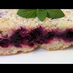 Пирог с замороженными ягодами . Заливной пирог из теста на кефире с сочной начинкой .