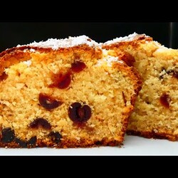 Кокосовый кекс с вишнями