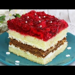 PRZEPIS NA PYSZNE CIASTO MALINOWE Z MASĄ SEROWO-ŚMIETANKOWĄ, HERBATNIKAMI ORAZ KAJMAKIEM.