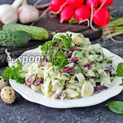 Салат из молодой капусты с консервированной фасолью