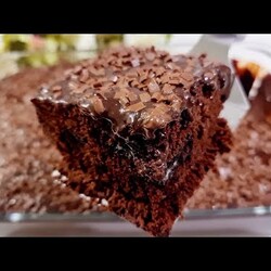 BOLO DE CHOCOLATE COM SURPRESA! DELICIOSO E SUPER FÁCIL.