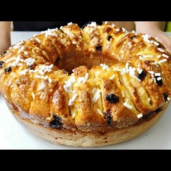 кекс с яблоками и изюмом