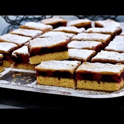 Biskvitni kolač sa šumskim voćem recept