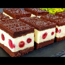 Sehr leckerer und sehr schneller Kuchen zum Tee. Einfacher und saftiger Schoko-Kirschkuchen.