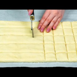 An Italian family taught me this quick aperitif from puff pastry, that always saves me out!