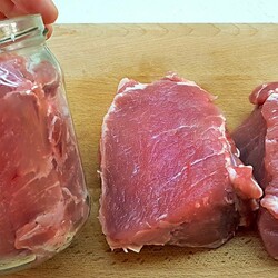 Ich lege Fleisch in Gläser und bekomme ein leckeres Fleischgericht, leckeres Schweinehalsrezept #083