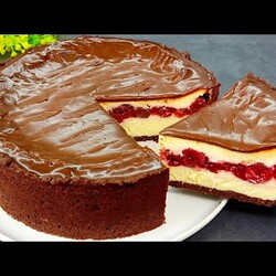 Der beste Käsekuchen nach Omas Rezept. Die perfekte Kombination aus Quark, Schokolade und Kirschen.