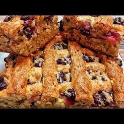 Приготуйте такий святковий пиріг, він получається великий і дуже смачний.