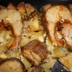 Щука с картошкой, запеченные в духовке