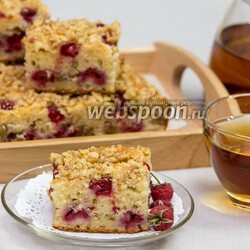 Йогуртовый пирог с малиной и орехами