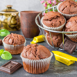 Большая подборков кексовой выпечки. Фунтовые кексы, маффины и капкейки