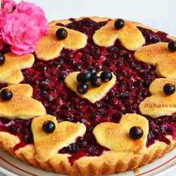 Пирог с черной смородиной