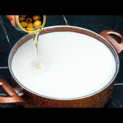 Wlej solankę z oliwek do mleka! Domowy ser z