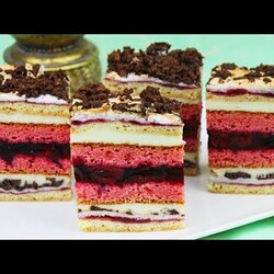 WIŚNIOWY UŚMIECH - RÓŻOWE CIASTO Z PYSZNYM KREMEM PRZEKŁADNE KRUCHYMI PLACKAMI Z PIANKĄ - PRZEPIS