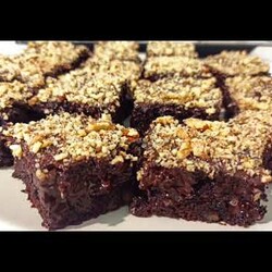 Шоколадно-ореховое пирожное.