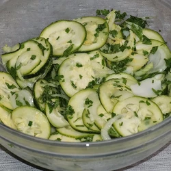 Osvježavajuća salata из кабачков