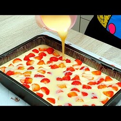 Клубничный пирог со сгущёнкой