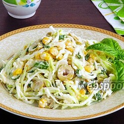 Салат из капусты, адыгейского сыра и кукурузы