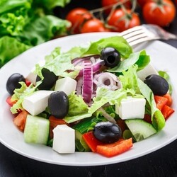 20 рецептов греческого салата, которые придутся по вкусу каждому
