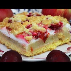 PYSZNA SZARLOTKA ZE ŚLIWKAMI, KRUSZONKĄ ORAZ BEZĄ - PRZEPIS KROK PO KORKU - BOMBOWA KUCHNIA