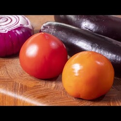 Порадуйте себя всего за 10 минут. Армянский салат с баклажанами и свежими овощами.