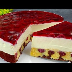 Сочный мраморный торт со взбитыми сливками и вишней.