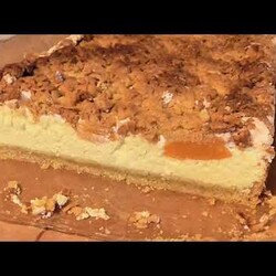 Sernik z brzoskwiniami i pianką bezową.