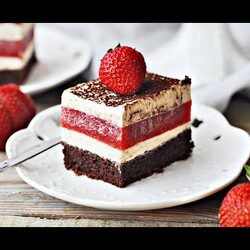 Ciasto z TRUSKAWKAMI i pianką cappuccino – PRZEPIS – Mała Cukierenka