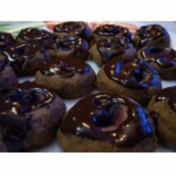 Шоколадное печенье с вишней