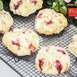 BUŁECZKI Z KRUSZONKĄ I TRUSKAWKAMI