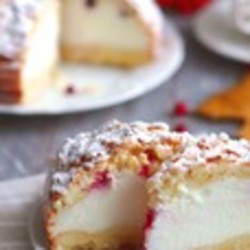 Нежный пирог на сметане и йогурте