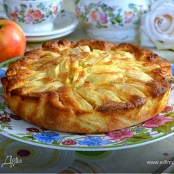 Итальянский деревенский яблочный пирог . Ингредиенты: яичные желтки, сахар, сливочное масло
