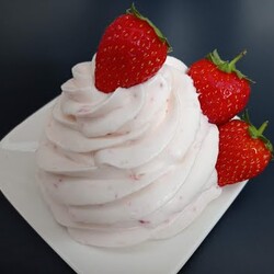 крем КЛУБНИЧНОЕ МОРОЖЕНОЕ для начинки тортов! Вкуснейший крем , очень простой в приготовлении!