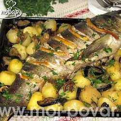 Карп, фаршированный шампиньонами запеченный с овощами - кулинарный рецепт.