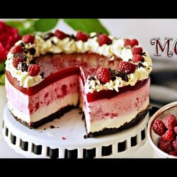 Tort serowy z malinami i ciasteczkami Oreo bez pieczenia – PRZEPIS – Mała Cukierenka