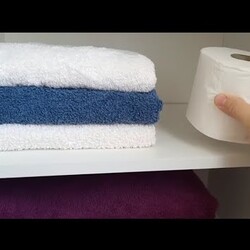 Положите рулон туалетной бумаги в шкаф